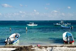 Barche ormeggiate davanti alla spiaggia di Puerto Morelos, Messico.

