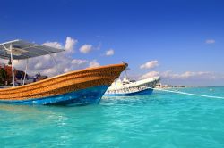 Barche ormeggiate nell'acqua trasparente di Puerto Morelos, Messico.

