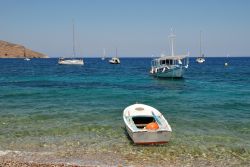 Barche ormeggiate sulla spiaggia di Livadhia, Tilos, Grecia - © David Fowler / Shutterstock.com