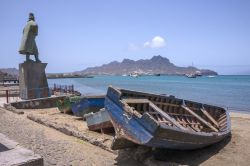 Le barche in secca sulla spiaggia di Mindelo, capoluogo dell'isola di Sao Vicente, Capo Verde, proprio accanto alla statua di Diogo Alfonso - © Salvador Aznar / Shutterstock.com