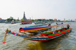 Barche turistiche per crociere sul fiume Chao ...