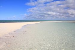 Barra costiera di sabbia bianca a Cayo Guillermo, nell'acipelago di Jardines del Rey
