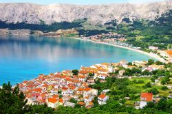Baska, isola di Krk (Croazia) dall'alto. Nei pressi di Bescanuova, questo il nome in italiano, precisamente nel villaggio di Jurandvor, fu trovata un'importantissima tavola considerata ...