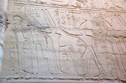 Bassorilievi sulle pareti del complesso templare di Karnak, sulla riva orientale del Nilo, nella città di Luxor, in Egitto.
