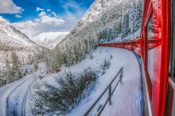 Il Bernina Express in inverno, itinerario sulle Alpi innevate della Svizzera.