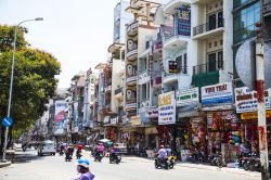 Una strada di Ho Chi Minh City, l'ex Saigon (Vietnam), nella zona del Binh Tay Market, il mercato centrale di Cholon - © Melinda Nagy / Shutterstock.com