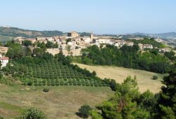 Il Borgo di Mombaroccio, panorama sulle colline marchigiane intorno a Pesaro - © Toni Pecoraro / wikipedia