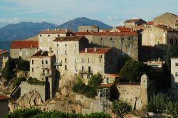 La luce del pomeriggio illumina il piccolo borgo medievale di Sartène, nel sud-ovest della Crsica (Francia) - foto © Shutterstock.com 