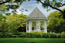 Botanic Gardens Bandstand a Singapore: in questo gazebo sin dal 1930 i musicisti si esibivano in concerti e eventi musicali - © 86605363 / Shutterstock.com