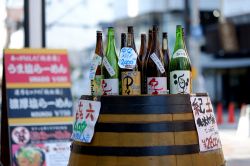 Bottiglie di sake in un negozio di Nara, Giappone. Tipica bevanda giapponese, il sake è ottenuto dalla fermentazione di riso, acque e spore koji - © ngorkapong / Shutterstock.com ...