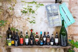 Bottiglie di vino su uno scaffale a Buonconvento, Toscana - © lauradibi / Shutterstock.com