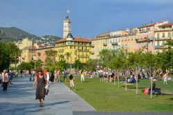 Boulevard Jean Jaures in centro a Nizza, Francia. Uno dei viali del centro nizzardo interessato dalla riqualificazione che ha portato alla realizzazione di un'area verde con fontane, panchine ...
