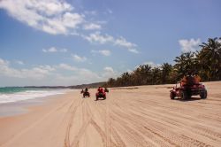Buggy e quad su una spiaggia nei pressi di Maceiò, stato di Alagoas, Brasile - © Gregorio Koji / Shutterstock.com