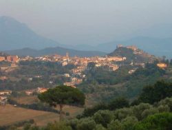 Caiazzo, Campania:  panorama del borgo tra i rilievi dell'Appennino campano - © GFDL - Wikipedia