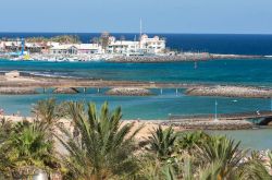Caleta de Fuste, una delle località alla moda di Fuerteventura, Spagna. A circa 5 km dalla capitale Puerto del Rosario sorge l'accogliente località di Caleta de Fuste con la ...