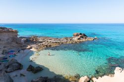 Calo des Mort una delle famose spiagge di Formentera, Isole Baleari, Spagna