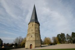 La torre dell'antica abbazia di Saint Winoc a Bergues. Nel complesso dell'abbazia, in epoca medievale, viveva una comunità di monaci.