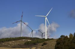 Un campo eolico nell campagne intorno a Francoconte in Sicilia