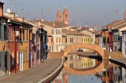 Canale con ponte nel centro storico di Comacchio, la piccola Venezia dell'Emilia-Romagna