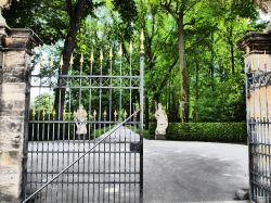 Cancello d'ingresso a Central Park a Bayreuth, Germania.
