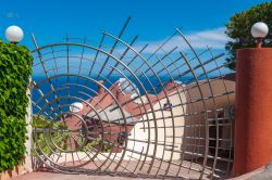 Cancello d'ingresso del Palais Bulles a Théoule-sur-Mer, dipartimento del Var (Francia) - © Juergen Wackenhut / Shutterstock.com