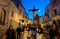 Canosa di Puglia: la processione serale del Venerdì Santo con il SS. Crocifisso. - © Paolo Bona / Shutterstock.com