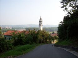 La vista del centro di Cantarana: sul borgo svetta il grande campanile, alto 44 metri, che si trova a fianco della chiesa parrocchiale dedicata a San Giovanni Battista - © Marco Ferrero ...