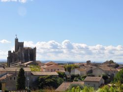 Capestang, Linguadoca-Rossiglione (Francia): sullo sfondo, la celebre collegiata di Santo Stefano. Questo monumento storico è uno splendido esempio di gotico meridionale del XIV° ...