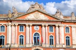 La facciata del Capitole di Tolosa illuminata dal sole. Il municipio del capoluogo occitano è visitabile dai turisti e si trova sulla Place du Capitole.