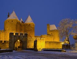 Anche a Carcassonne, nel sud della Francia, nonostante il clima mediterraneo qualche volta cade un po' di neve: il borgo medievale è ancora più affascinante con le mura e le ...