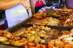 Carne cucinata per l'asado al Mercato 4 di Asuncion, Paraguay. L'asado è un piatto tipico del paese e consiste in carne cotta alla griglia.

