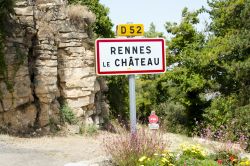 Cartello stradale di Rennes-le-Chateau, Francia. Questo paesino è abbarbicato su uno sperone di roccia nel dipartimento francese dell'Aude, nella regione della Linguadoca-Rossiglione.
 ...