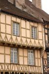 Una tipica casa con la struttura a graticcio della cittadina di Chalon-sur-Saône (Borgogna, Francia) - foto © Natursports / Shutterstock.com
