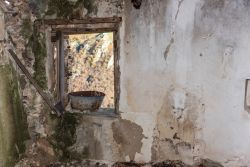 Casa abbandonata in una delle città fantasma di Davagna in Liguria