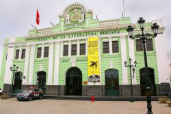 L'attuale edificio della Casa della Letteratura Peruviana di Lima (Perù). Il palazzo fu originariamente costruito come stazione ferroviaria nel 1912 - foto © Don Mammoser
  ...