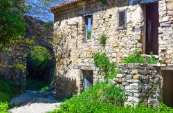 Casa in pietra a Roscino Vecchia, borgo fantasma in Campania