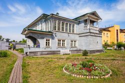 La Casa-Museo Volkonsky è ricavato all'interno di un edificio storico che appartenne al conte decabrista Sergei Volkonsky, che visse in esilio a Irkutsk.