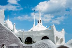 Casapueblo, edificio simbolo di Punta del Este (Uruguay). Opera del pittore e scultore Carlos Paez Vilaro si trova nella zona di Punta Ballena, a pochi km dalla città. La sua costruzione ...