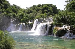 Cascate al Krka National Park di Skradin, Croazia. Situato lungo il fiume Cherca nella Croazia meridionale, è noto per le sue 7 cascate.


