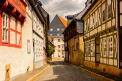 Case a graticcio a Goslar, Germania: assieme alle chiese e alle viuzze ciottolate hanno contribuito a rendere questa cittadina Patrimonio dell'Umanità dell'Unesco.

