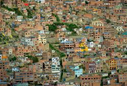 Sfondo di case a La Paz, Bolivia. Si stimano in oltre 2,3 milioni gli abitanti dell'area metropolitana di La Paz, capitale alla più elevata altitudine del mondo - © javarman ...