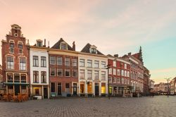 Fila di case antiche nel centro storico di Zutphen fotografate al tramonto, Olanda. Fra le curiosità che caratterizzano questa città vi è quella per cui gli edifici storici ...