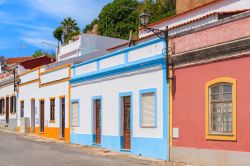 Case colorate lungo una strada del centro storico di Silves, Portogallo.


