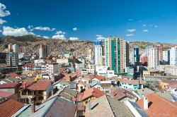 Case e grattacieli a La Paz, Bolivia. L'area metropolitana della città, di cui fanno parte anche El Alto e Viacha, rappresenta l'area urbana più popolosa della Bolivia ...