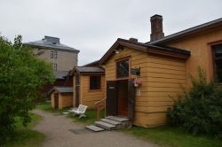 Case in legno nel quartiere dei musei a Kuopio, Finlandia. Queste abitazioni testimoniano le tradizioni e il modo di vivere della città nel corso del XIX° e degli inizi del XX° ...