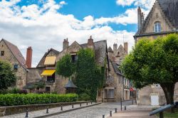 Case medievali affacciate su una strada del centro di Nevers, Francia.
