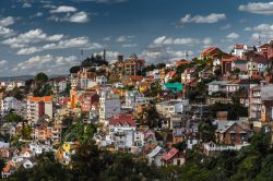 Vista delle case sulle colline della città di Antananarivo (Madagascar) durante una bella giornata di sole - foto © Dudarev Mikhail / Shutterstock.com
