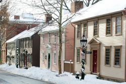 Case tradizionali nel centro cittadino di Providence, Rhode Island, Stati Uniti d'America. Queste belle casette a due piani si affacciano su Church Street.



