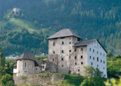 Castel Caldes, il maniero medievale si trova in Val di Sole, in Trentino - Visit Trentino