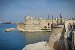 Castel Sant'Angelo, Taranto: uno scorcio della fortificazione cittadina, Puglia. Il castello aragonese, con la sua pianta quadrangolare e l'ampio cortile centrale, occupa l'estremo ...